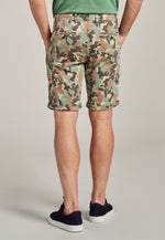 De Charlie Chino shorts met camouflage print